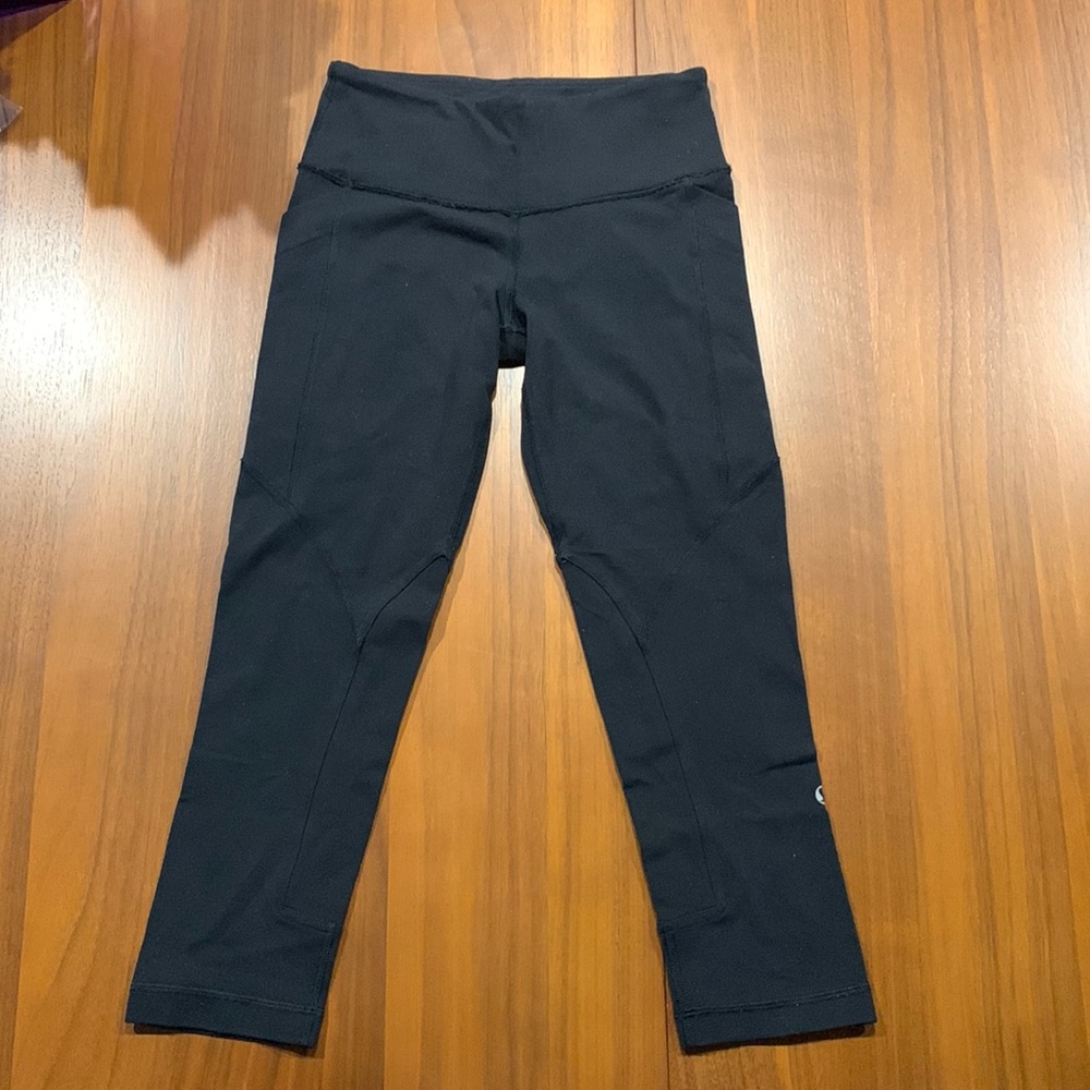 Black lululemon crop leggings size 2 with pockets!!!
